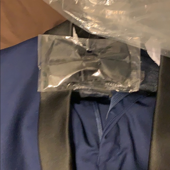 Suit - Picture 4 of 6